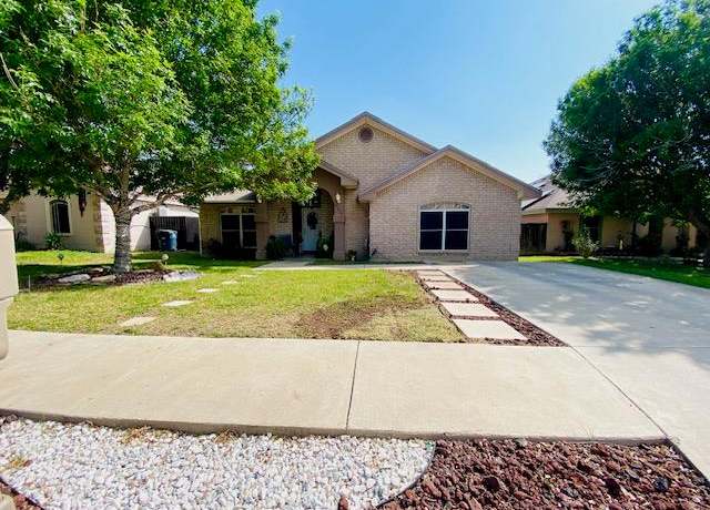 Property at 2076 Point Loma Dr, Eagle Pass, TX 78852, 3 beds, 2 baths