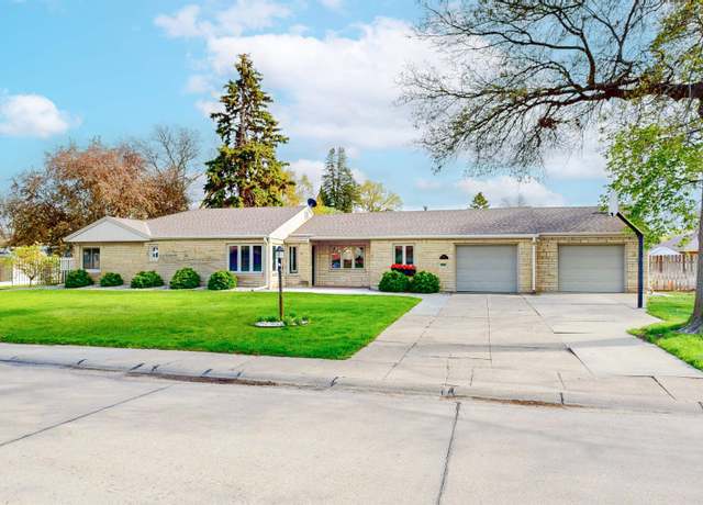 Property at 121 W Parkway Pkwy, Columbus, NE 68601, 3 beds, 3 baths
