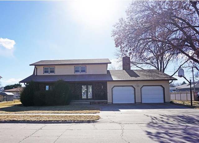 Property at 2411 32nd St, Columbus, NE 68601, 4 beds, 3 baths