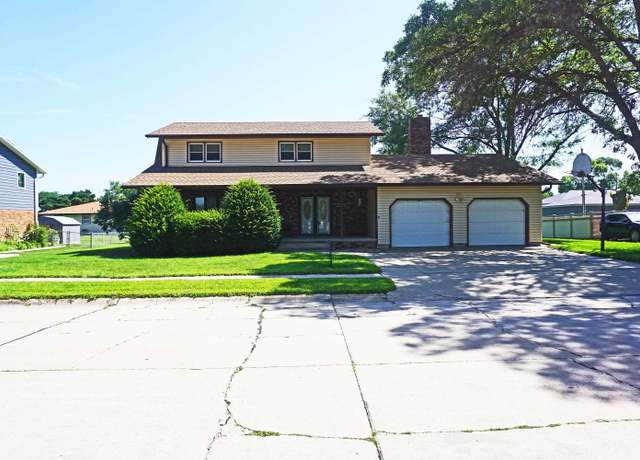 Property at 2411 32nd St, Columbus, NE 68601, 4 beds, 3 baths