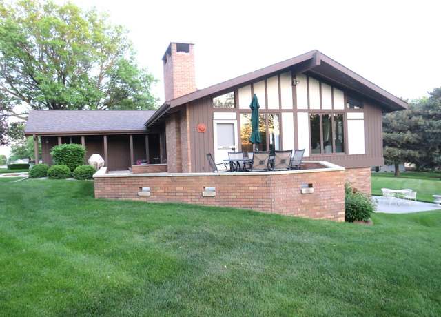 Property at 6166 Country Club Dr, Columbus, NE 68601, 3 beds, 4 baths