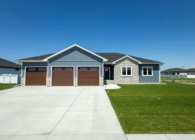 Property at 4930 17th St, Columbus, NE 68601, 5 beds, 3 baths