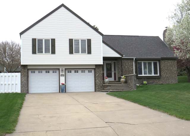 Property at 4714 60th St, Columbus, NE 68601, 4 beds, 4 baths