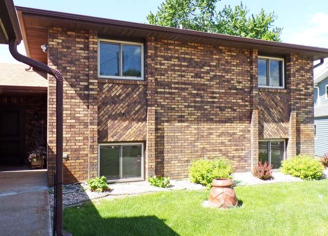 Property at 9 S Shore Dr, Columbus, NE 68601, 3 beds, 3 baths