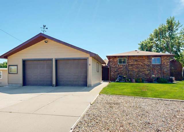 Property at 9 S Shore Dr, Columbus, NE 68601, 3 beds, 3 baths