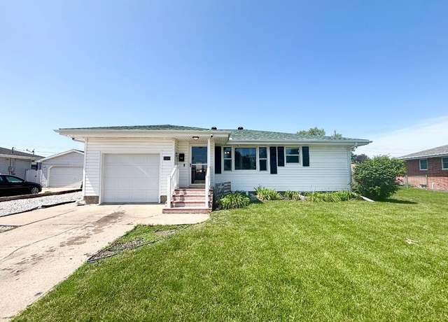 Property at 2304 29th St, Columbus, NE 68601, 5 beds, 2 baths