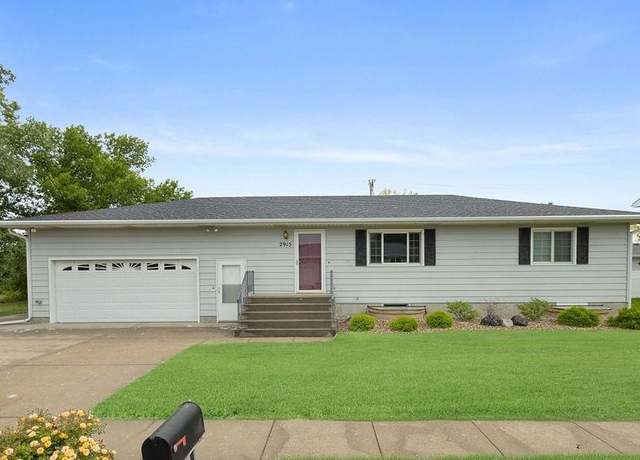 Property at 2915 31st St, Columbus, NE 68601, 4 beds, 2 baths