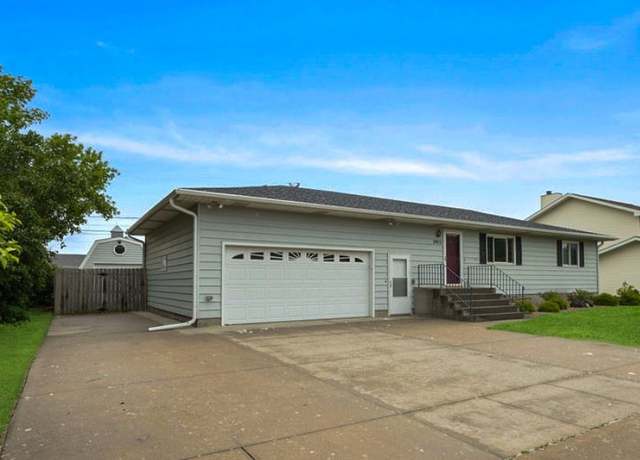 Property at 2915 31st St, Columbus, NE 68601, 4 beds, 2 baths