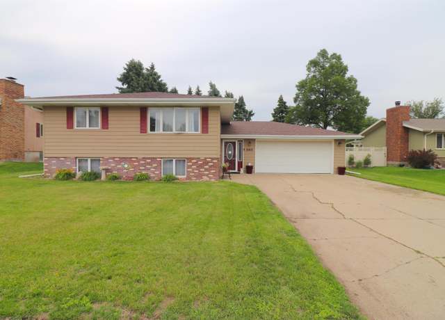 Property at 3002 33rd St, Columbus, NE 68601, 5 beds, 3 baths