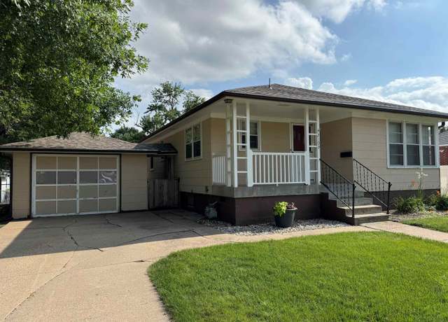 Property at 2109 7th St, Columbus, NE 68601, 3 beds, 2 baths