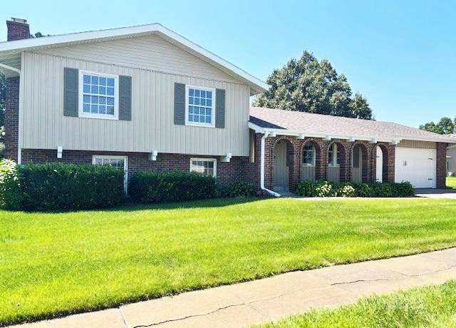 Property at 3011 29th St, Columbus, NE 68601, 4 beds, 3 baths
