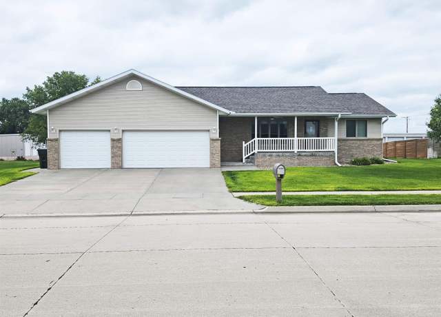 Property at 2616 36th St, Columbus, NE 68601, 4 beds, 3 baths