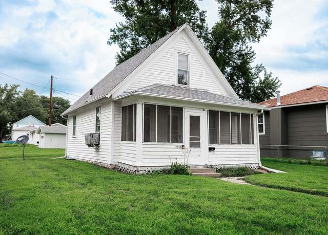 Property at 3618 13th St, Columbus, NE 68601, 3 beds, 1 bath