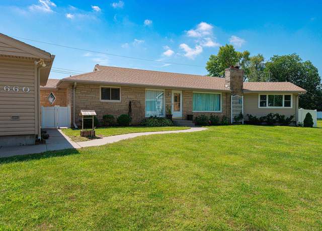 Property at 2660 Pioneer Pl, Columbus, NE 68601, 4 beds, 3 baths