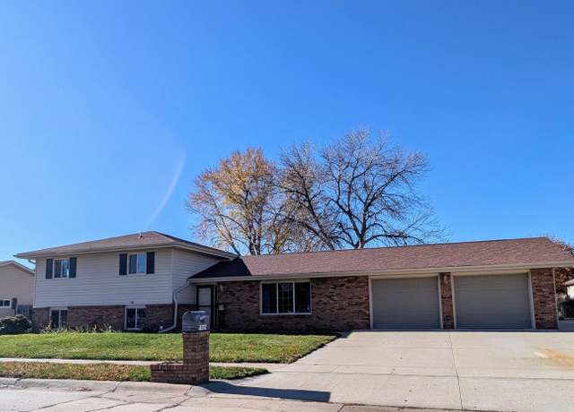 Property at 3272 36th Ave, Columbus, NE 68601, 4 beds, 3 baths