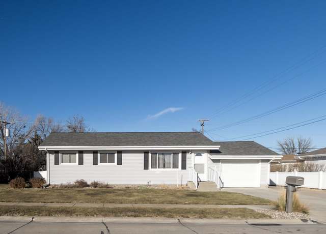 Property at 2912 30th St, Columbus, NE 68601, 3 beds, 3 baths