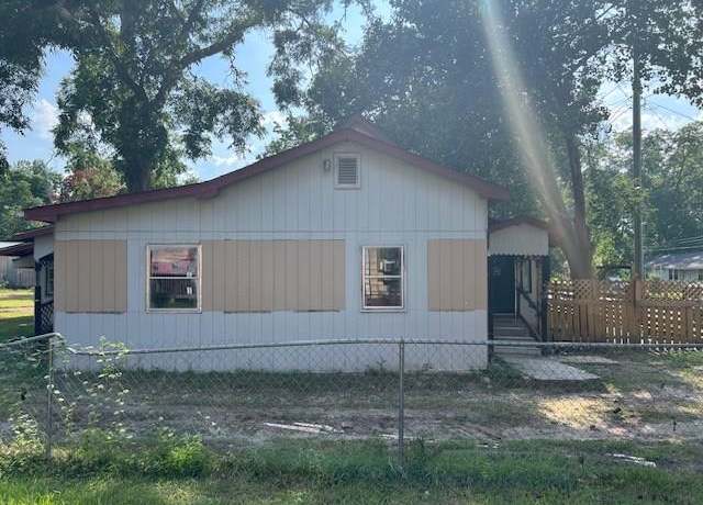 Property at 217 W Madison Ave, Ashburn, GA 31714, 4 beds, 2 baths