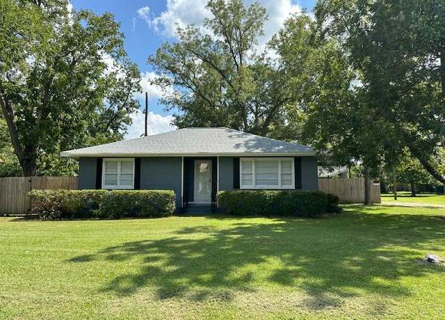 Property at 508 W Altamaha St, Fitzgerald, GA 31750, 4 beds, 2 baths