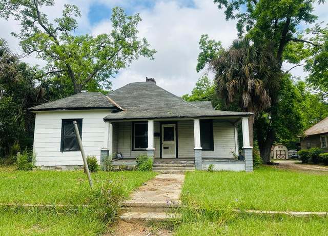 Property at 409 W Magnolia St, Fitzgerald, GA 31750, 3 beds, 2 baths
