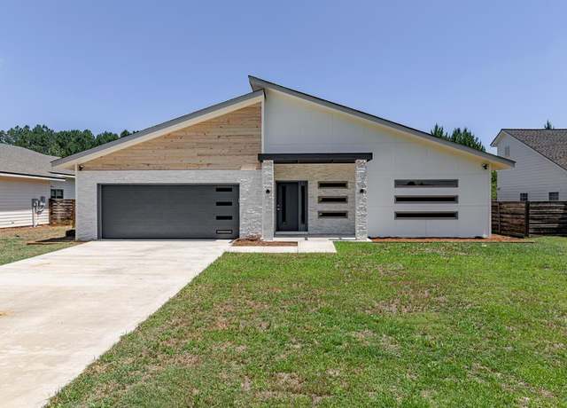 Property at 605 E 40th St, Tifton, GA 31794, 3 beds, 2.5 baths
