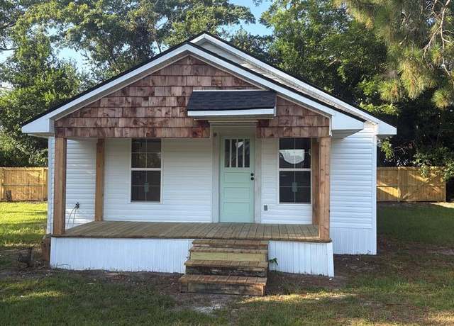 Property at 501 E 7th Ave, Nashville, GA 31639, 2 beds, 2 baths
