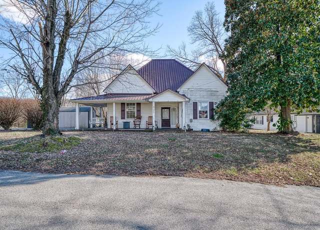 Property at 305 E University St, Livingston, TN 38570, 3 beds, 1.5 baths