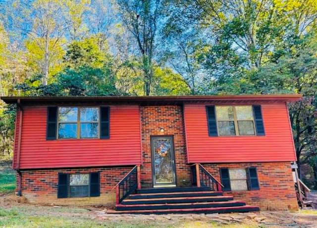 Property at 115 Jefferson St, Celina, TN 38551, 3 beds, 2 baths
