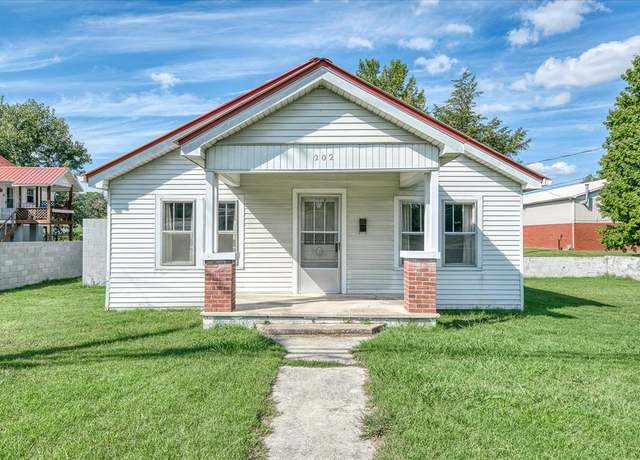 Property at 202 W 4th St, Livingston, TN 38570, 2 beds, 1 bath