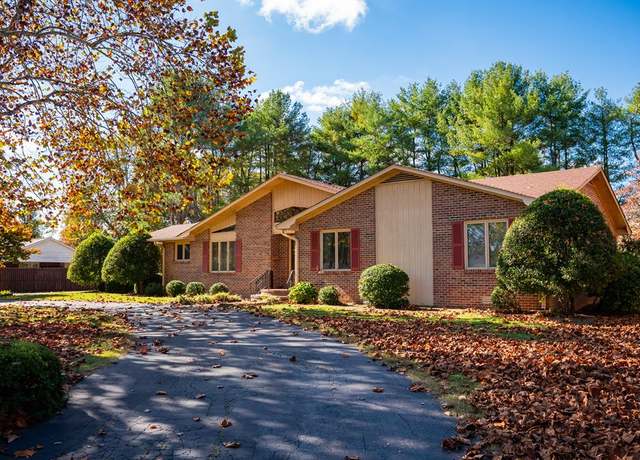 Property at 323 S Maple Ave, Cookeville, TN 38501, 3 beds, 2.5 baths