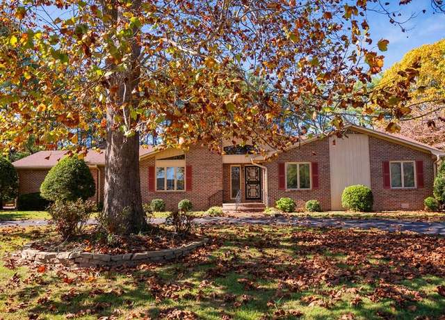 Property at 323 S Maple Ave, Cookeville, TN 38501, 3 beds, 2.5 baths