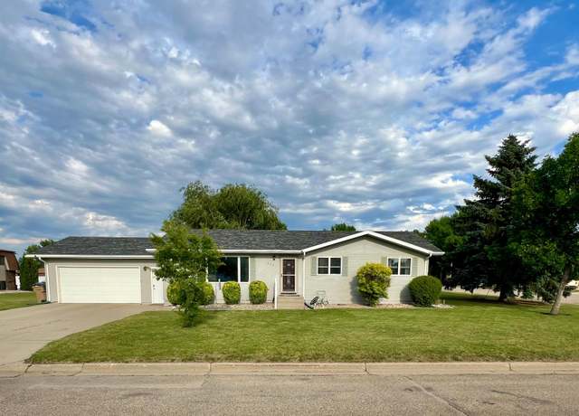 Property at 3221 13th St SW, Minot, ND 58701, 3 beds, 3 baths