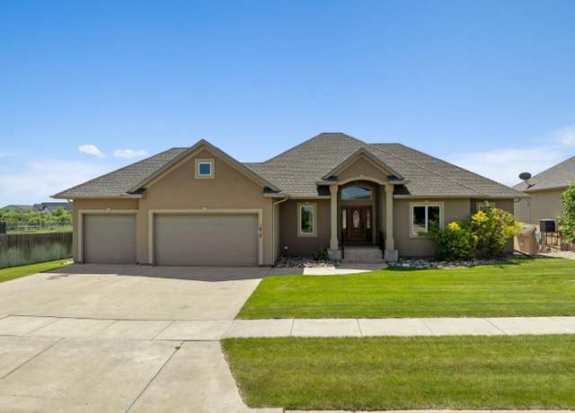 Property at 1612 31st Ave SE, Minot, ND 58701, 4 beds, 3 baths