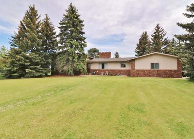 Property at 1321 15th St SE, Minot, ND 58701, 4 beds, 3 baths