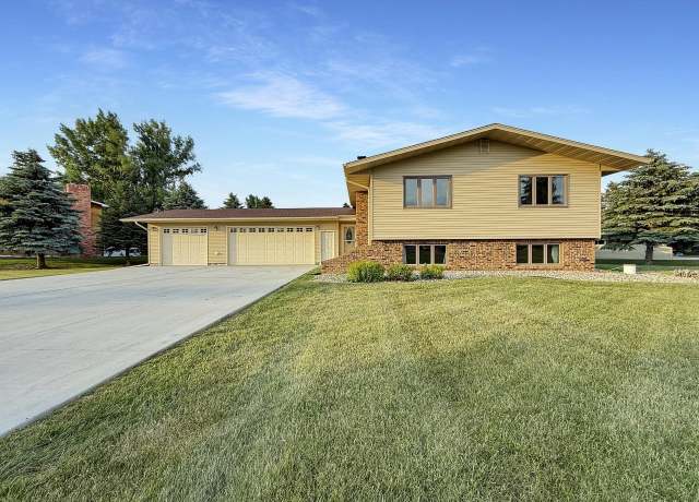 Property at 1900 Meadowlark Dr, Minot, ND 58701, 4 beds, 3 baths