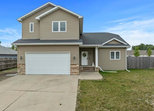 Property at 1820 26th St SW, Minot, ND 58701, 4 beds, 4 baths