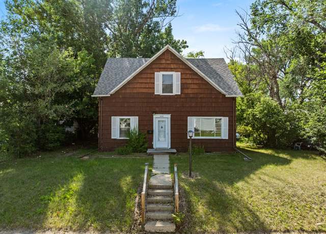 Property at 806 Park St, Minot, ND 58701, 3 beds, 2 baths