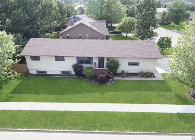 Property at 812 SE 15 1/2 Ave, Minot, ND 58701, 5 beds, 4 baths
