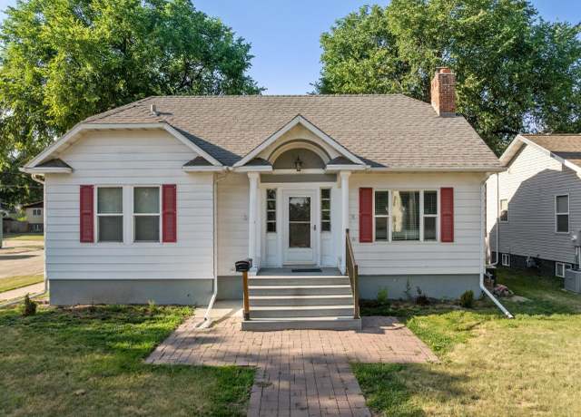 Property at 846 University Ave W, Minot, ND 58703, 4 beds, 3 baths