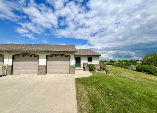 Property at 200 28th Ave SE, Minot, ND 58701, 3 beds, 3 baths
