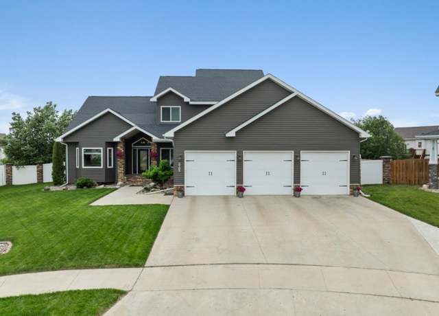 Property at 2705 Heritage Ct, Minot, ND 58703, 5 beds, 4 baths