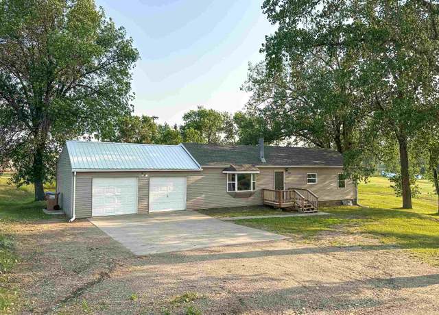Property at 3038 9th Ave SE, Minot, ND 58701, 4 beds, 2 baths