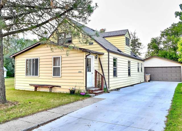 Property at 1624 W Central Ave, Minot, ND 58701, 3 beds, 2.5 baths