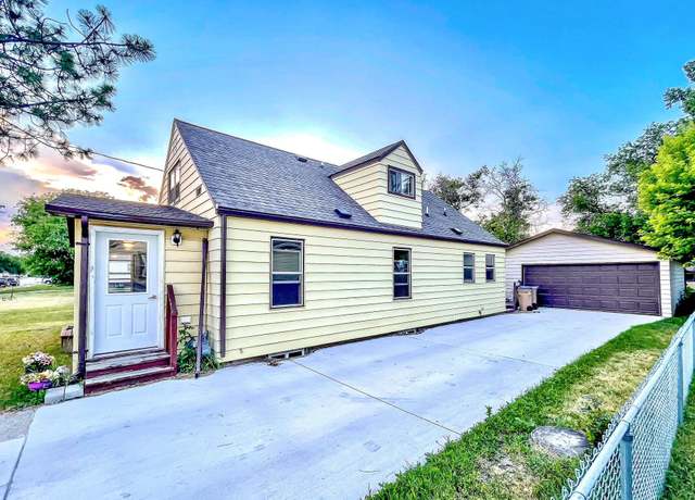 Property at 1624 W Central Ave, Minot, ND 58701, 3 beds, 2.5 baths