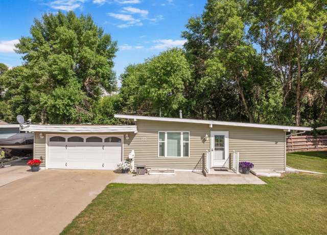 Property at 133 28th St SW, Minot, ND 58701, 3 beds, 3 baths