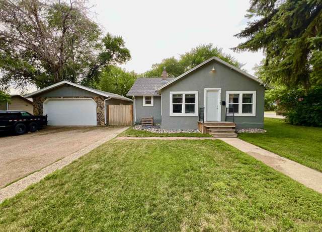 Property at 1117 8th St NW, Minot, ND 58703, 3 beds, 2 baths