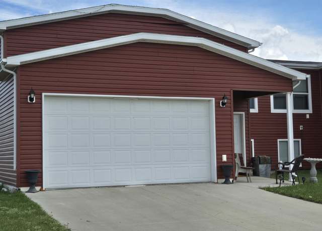 Property at 1514 47th Loop, Minot, ND 58701, 3 beds, 2 baths