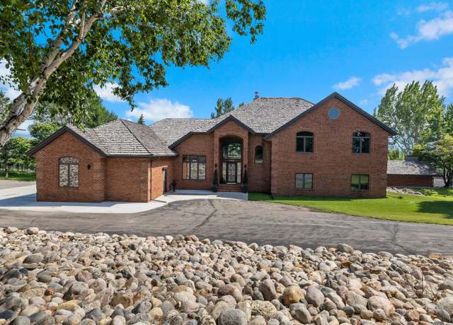 Property at 1900 23rd Ave SE, Minot, ND 58701, 5 beds, 3.5 baths