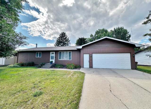Property at 1836 14th St SW, Minot, ND 58701, 3 beds, 2 baths