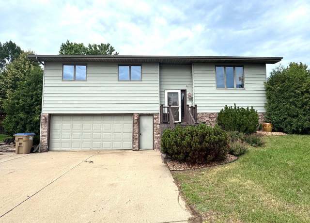 Property at 2544 10th Ave NW, Minot, ND 58703, 4 beds, 3 baths