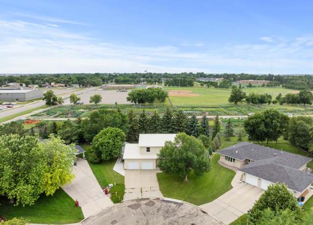 Property at 800 15 1/2 Ave SE, Minot, ND 58701, 4 beds, 3 baths